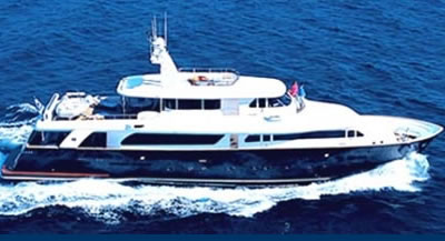 FERRETTI NAVETTA 100 feet motor yacht charter Greece