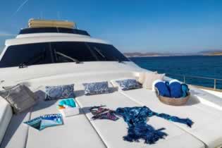 GORGEOUS CANADOS 54 feeet motor yacht charter Greece