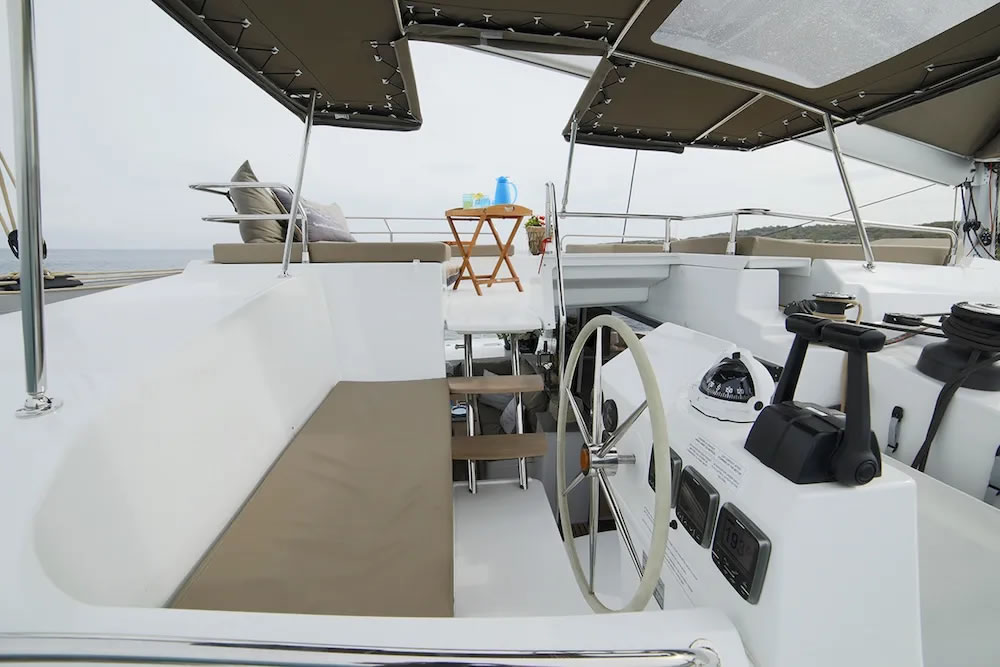 Catamaran charter Greece NEW HORIZONS II FOUNTAINE PAJOT 52